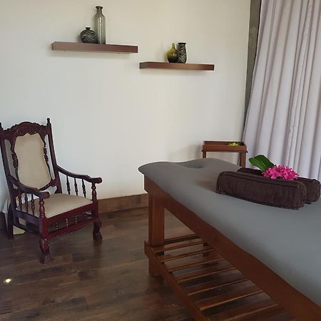 Camelot Beach Hotel Negombo Exterior foto