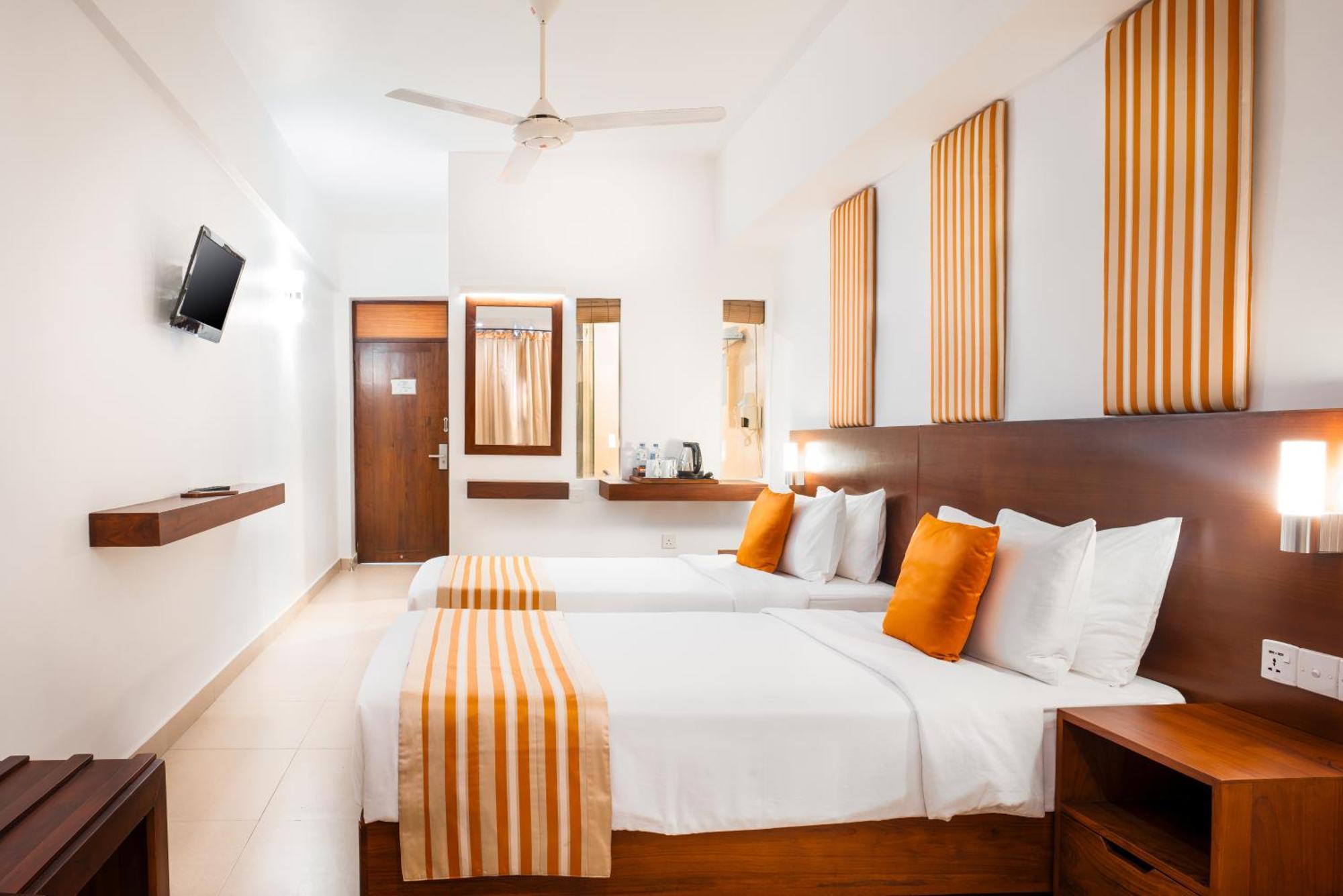 Camelot Beach Hotel Negombo Exterior foto