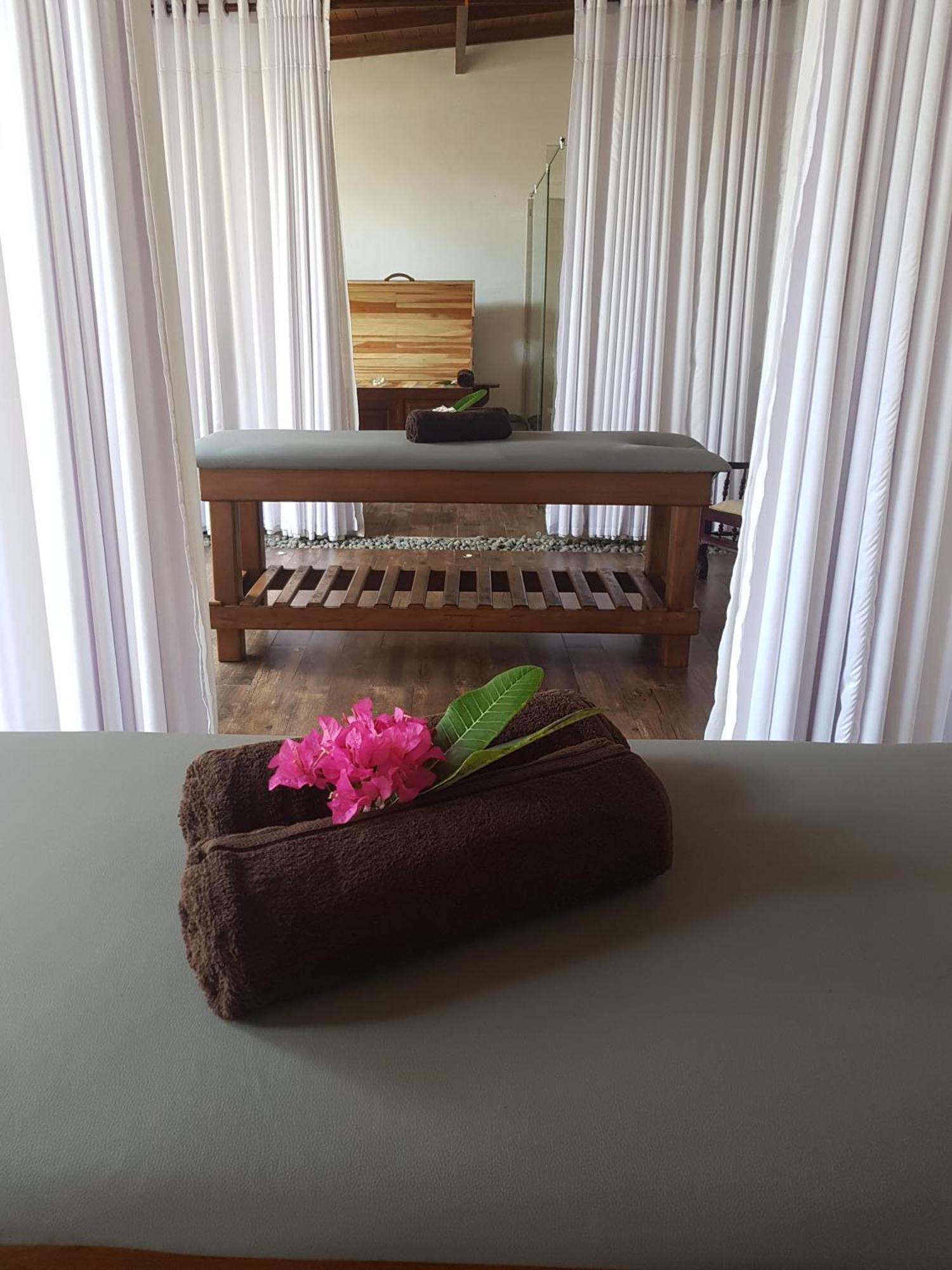 Camelot Beach Hotel Negombo Exterior foto