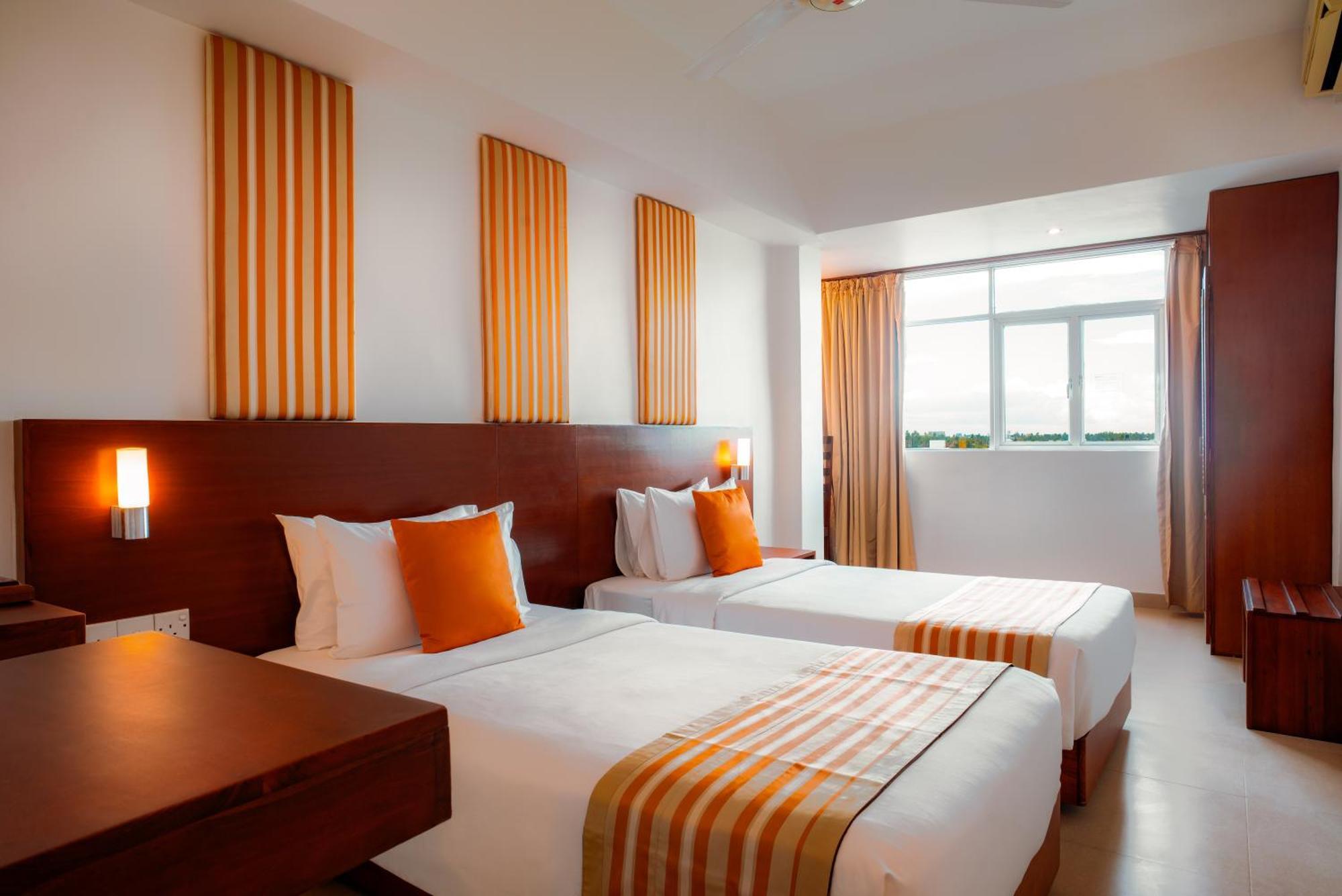 Camelot Beach Hotel Negombo Exterior foto